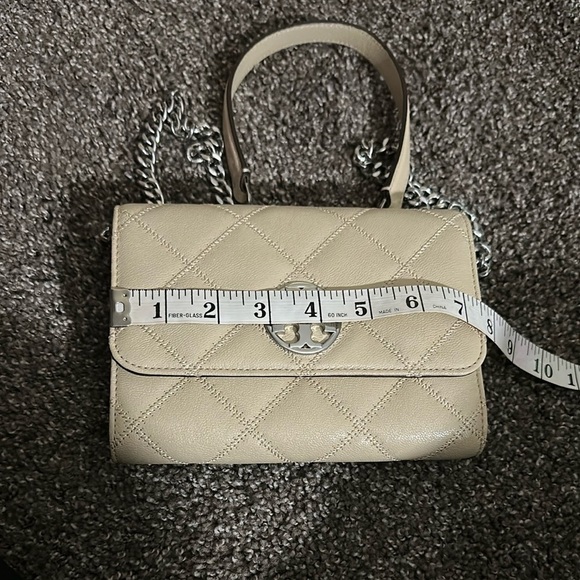 Tory Burch Beige Cream Quilted Leather crossbody with silver hardware - Picture 4 of 13
